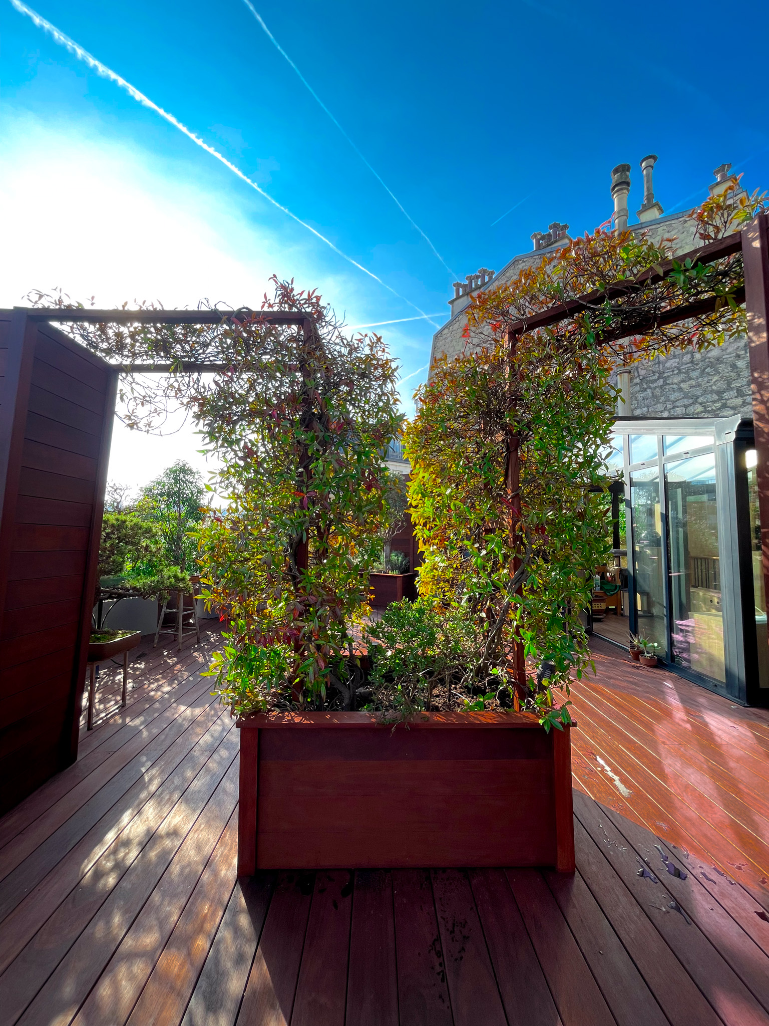 Deck, jardinières, arches et habillage de cheminées en bois exotique à Paris 13ème